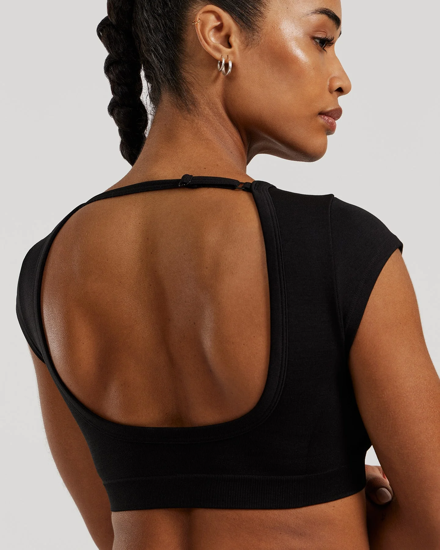 Motion Seamless Open Back Short Sleeve Crop Top | Black - Image 3